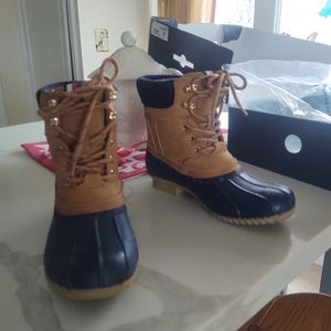 Tommy Hilfiger duck boot size 6 nib
